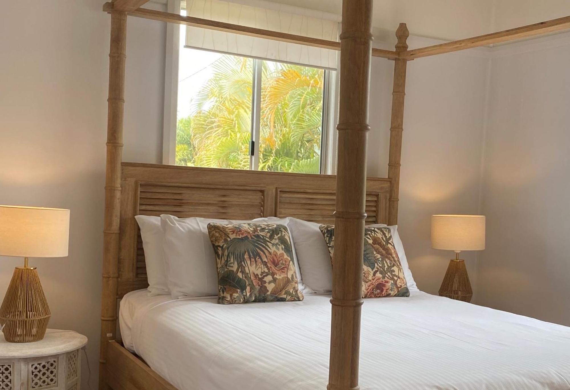 Beachmere Palms Motel Екстер'єр фото